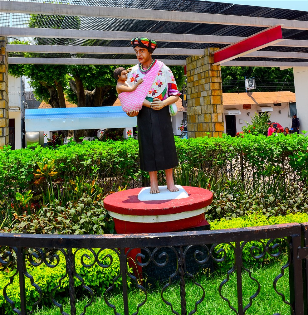 MONUMENTO A MADRE HUASTECA